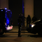 Un hombre detenido, de cara a la pared, entre varios agentes de los Mossos y furgonetas, en Plaza Catalunya.