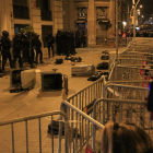 La Jefatura de la Policía Nacional en Via Laietana, donde los manifestantes han tirado basura y otros materiales.