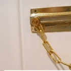 Imagen de una cadena de seguridad en una puerta.
