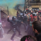 Imagen del enfrentamiento entre policía y manifestantes en la calle Lleida.