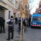 La actuación de los Mossos d'Esquadra y la Guardia Urbana de l'Hospitalet de Llobregat en un bar del municipio.