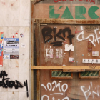 Grafitos en la puerta de un antiguo establecimiento de la calle de la Cort, situada en un edificio histórico conocido como Ca Padró.