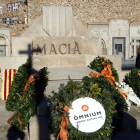 La tomba de Francesc Macià després de l'ofrena floral que han fet el Govern de la Generalitat, partits polítics i entitats.