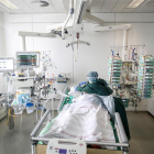 Una infermera atenent un pacient covid en un hospital d'Essen.