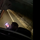 Imatge del conductor amb el mòbil a la mà mentre conduïa l'autobús.