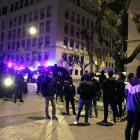 Manifestantes delante de agentes y furgonetas de los Mossos d'Esquadra que custodian el Palacio de Justicia de Tarragona.