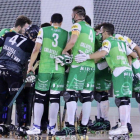 Los jugadores del Club Patí Calafell hacen piña durante un enfrentamiento.