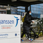 Una dona amb la seva bicicleta a la filial de Johnson&Johnson, Janssen, a Leiden.
