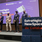 Plano abierto del acto de firma de los contratos para lanzar los primeros nanosatélites del Govern con el conseller de Polítiques Digitals, Jordi Puigneró