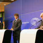 Els eurodiputats de JxCat Carles Puigdemont, Toni Comín i Clara Ponsatí durant la roda de premsa a l'Eurocambra.