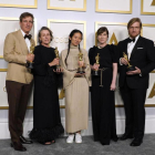 El equipo de 'Nomadland', con Chloé Zhao y Frances McDormand a la cabeza, tras ganar en los Óscar.