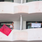 Dos joves a l'hotel de Mallorca on estan confinats.