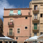 Alertan de un pequeño desprendimiento de un edificio de la plaça del Fòrum de Tarragona