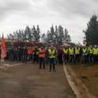 Centenares de trabajadores de Idiada Automotive protestando a las puertas del centro de Santa Oliva.