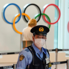 Un policia vigilant una de les instal·laions on es disputaran els JOcs.