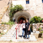 Pere Ferré y Mònica Arbós, los nuevos ermitaños de la ermita de la Virgen María de Puigcerver, en la puerta de entrada del santuario.