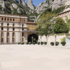 Pla general de la plaça del monestir de Montserrat, sense visitants.