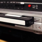 Imatge d'un reproductor amb una cinta VHS.