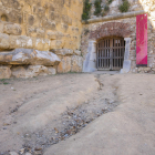 La sortida del Passeig Arqueològic, al passeig Torroja, presenta un clot perillós per als visitants.