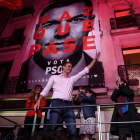 Pedro Sánchez saludant a militants i simpatitzants davant la seu de Ferraz la nit electoral.