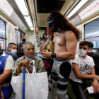 Profesionales de la lucha libre mexicana viajan concienciando del uso de mascarillas y regalándolas.