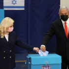 El primer ministro israelí, Benjamin Netanyahu, y su mujer depositan el voto en las elecciones en el país.