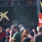 El logotip de CaixaBank a l'entrada de la seu de l'entitat a Barcelona, durant una manifestació contra l'ERO.