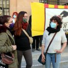 Sara Estalella (derecha), encausada por la huelga general del 21-F de 2019 en Tarragona, delante los juzgados.