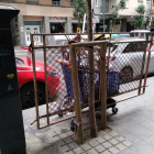 Carros de la compra llenos de chatarra ocupan a menudo parte de la acera de la calle Pere Martell e, incluso, el nuevo carril bici.
