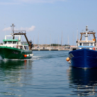 Pla general de dues de les onze embarcacions d'arrossegament de Cambrils que han tornat a pescar després de la veda.