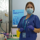 Alexandra Oana Morari, estudiant d'Infermeria de la URV, que treballa al punt de vacunació del Pavelló de Tortosa.
