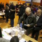 Cola de primeros votantes en un colegio electoral de Barcelona.