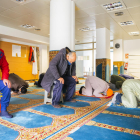 Imagen de un grupo de musulmanes rezando ayer tarde en la mezquita de Sant Pere i Sant Pau.