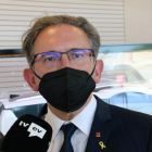 El consejero|conseller de Economía, Jaume Giró, atendiendo la prensa después de visitar Applus Idiada.