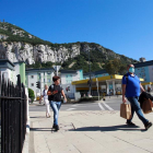Varias personas andando|caminando por Gibraltar.