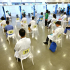 Varias personas esperan para ser vacunadas en una clínica de Hong Kong.