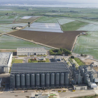 Imagen de la planta de Deltebre rodeada de arrozales.