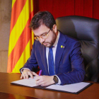 El vicepresident en funcions de president, Pere Aragonès, signa el decret de convocatòria d'eleccions al Parlament per al 14 de febrer del 2021.