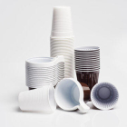 Imatge de productes d'un sol ús fets amb plàstic.