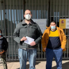 Imatge de tres membres de 'Tú Patria' després de presentar la denúncia.