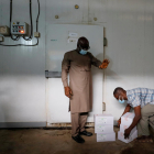 Un treballador es prepara per emmagatzemar caixes de vacunes en una cambra frigorífica a Ghana.