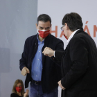El candidato del PSC, Salvador Illa, i el presidente del gobierno español, Pedro Sánchez, en un acto político en Tarragona.