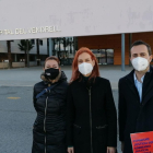 Jéssica Albiach amb els candidats per Tarragona Jordi Jordán i Yolanda López davant de l'Hospital del Vendrell.