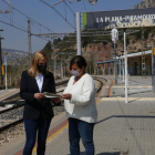 La alcaldesa de Valls, Dolors Farré, y la concejala de Urbanismo, Sònia Roca, en la estación de tren de Picamoixons.