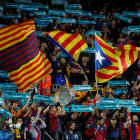 Carteles con el lema 'Spain, sit and talk' del Tsunami Democràtic en el inicio del clásico en el Camp Nou entre esteladas, el 18 de diciembre del 2019.