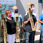 Plano abierto de los campesinos afectados por el incendio de la Ribera d'Ebre en el acto de entrega de los olivos solidarios.