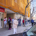 Cues de centenars de persones a l'avinguda de Catalunya de Tarragona per acudir a un centre de vacunació.
