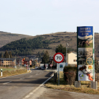 La entrada en Llívia (Cerdanya) desde Puigcerdà donde hay un cartel que mujer la bienvenida al enclave.