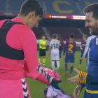 Edgar Badia le entrega la camiseta a un Messi feliz.