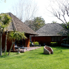 Dos bungalows del camping Playa Montroig Camping Resort el día antes de su reapertura por Semana Santa.